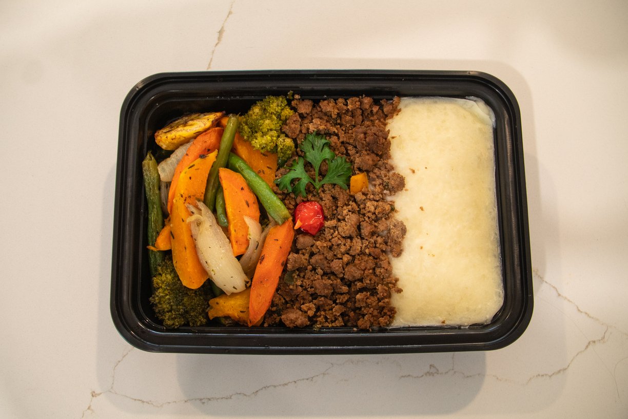 Opção 04 - Carne Moída Magra com Purê de Mandioquinha e Legumes Assados (Brócolis, Couve e Cenoura)