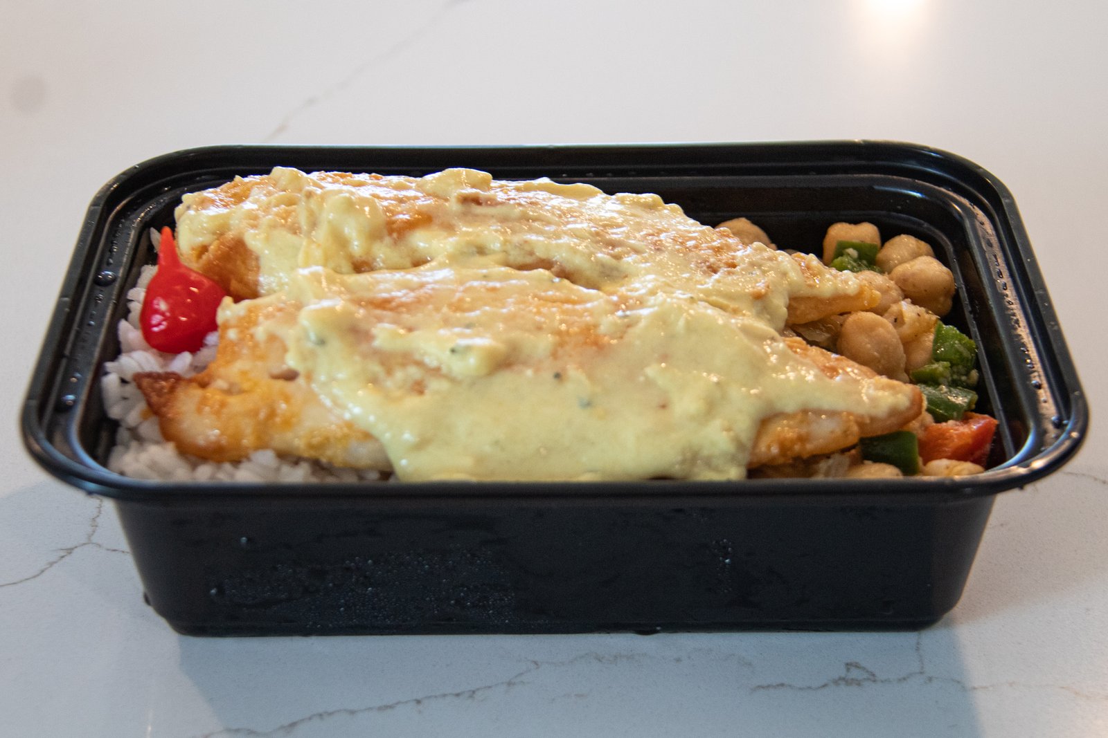 Opcão 01 - Tilápia ao Molho Especial, Arroz, Purê de Batata e Grão-de-Bico